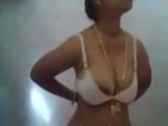 When wearing a sari, this adorable amateur Indian nympho shows her mangos.